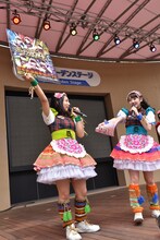 左から坂本遥奈、咲良菜緒。