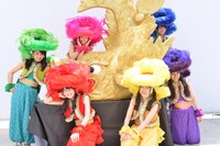 5月4日に神奈川・ラゾーナ川崎 ルーファ広場グランドステージにて行われた「CD買ったら金の鯱あげちゃうよセレモニー」の様子。