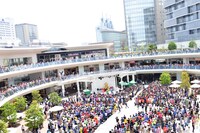 5月4日に神奈川・ラゾーナ川崎 ルーファ広場グランドステージにて行われた「いいくらし発売記念Free Event Tour」神奈川公演の様子。