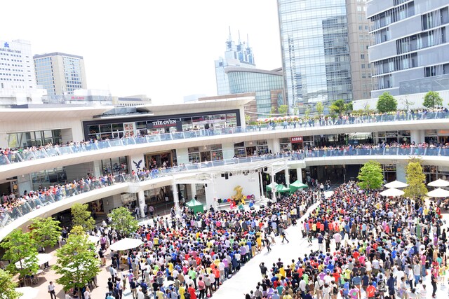 5月4日に神奈川・ラゾーナ川崎 ルーファ広場グランドステージにて行われた「いいくらし発売記念Free Event Tour」神奈川公演の様子。