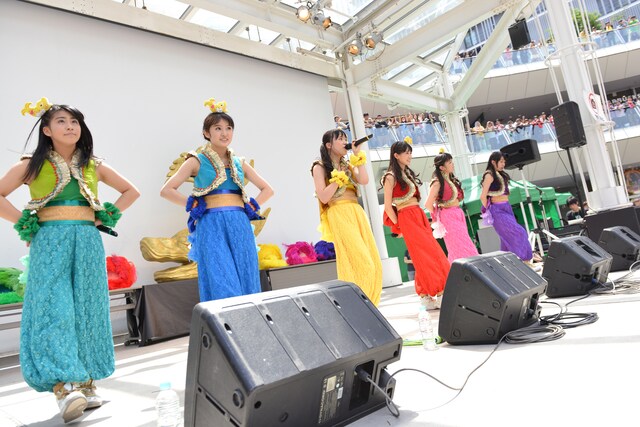 5月4日に神奈川・ラゾーナ川崎 ルーファ広場グランドステージにて行われた「いいくらし発売記念Free Event Tour」神奈川公演の様子。