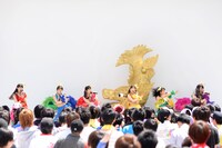 5月4日に神奈川・ラゾーナ川崎 ルーファ広場グランドステージにて行われた「いいくらし発売記念Free Event Tour」神奈川公演の様子。