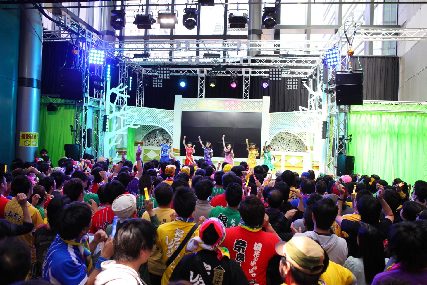 たこやきレインボー「WBCレインボーオープン定例ライブ！ Vol.1～甲子園まで、きっちきちやで～」の様子。