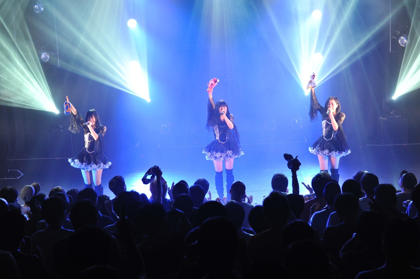 「東京号泣ライブ@シブゲキ!! ～センパイ！よろしくお願いします！～」でパフォーマンスするParty Rockets。