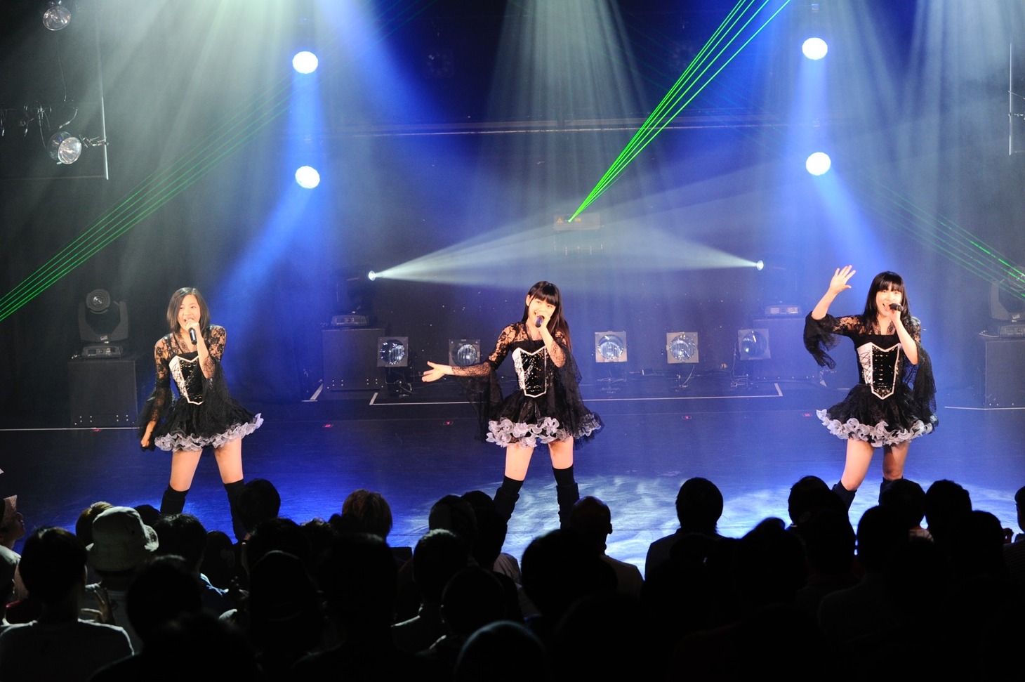 「東京号泣ライブ@シブゲキ!! ～センパイ！よろしくお願いします！～」でパフォーマンスするParty Rockets。