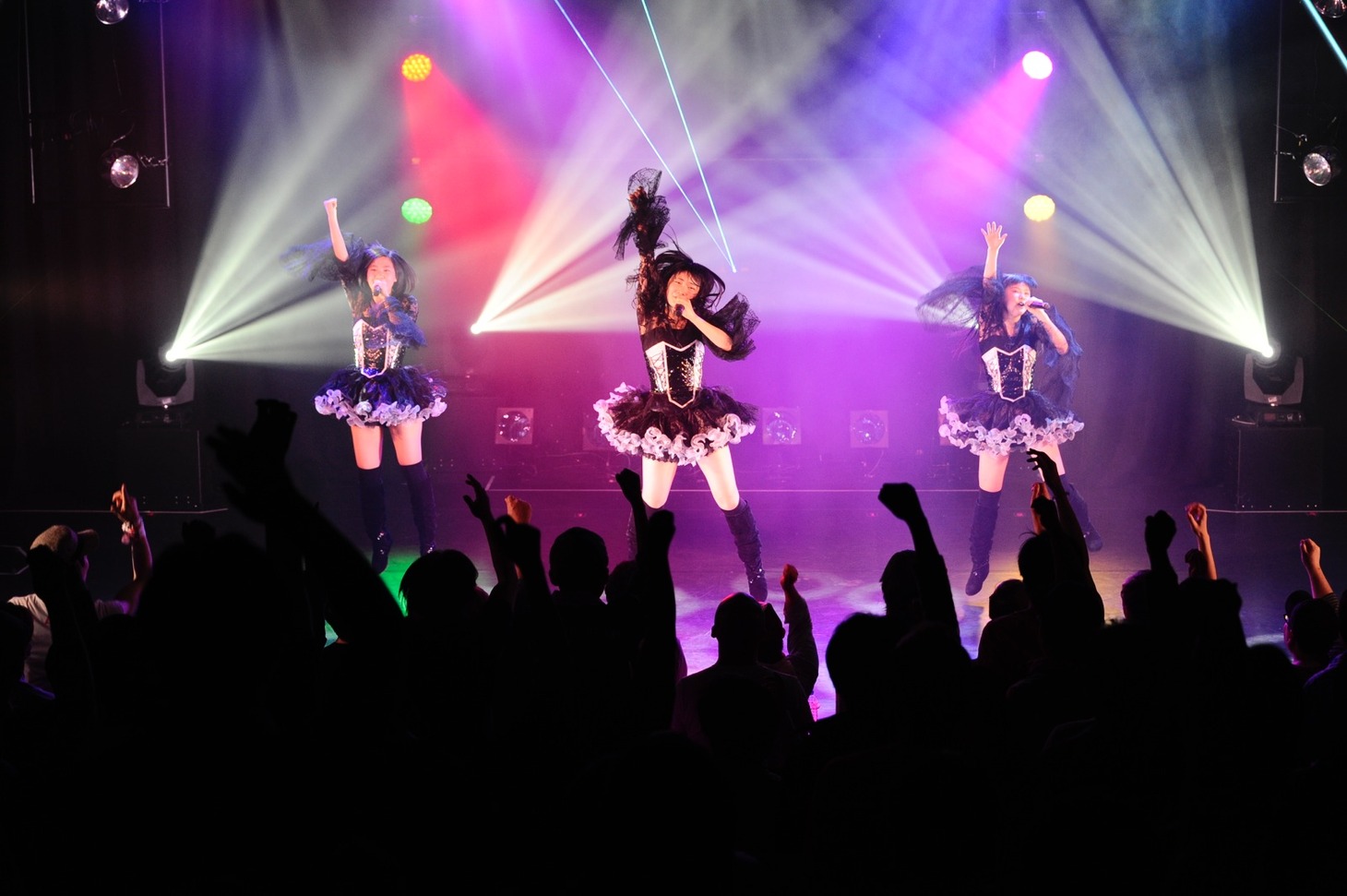 「東京号泣ライブ@シブゲキ!! ～センパイ！よろしくお願いします！～」でパフォーマンスするParty Rockets。