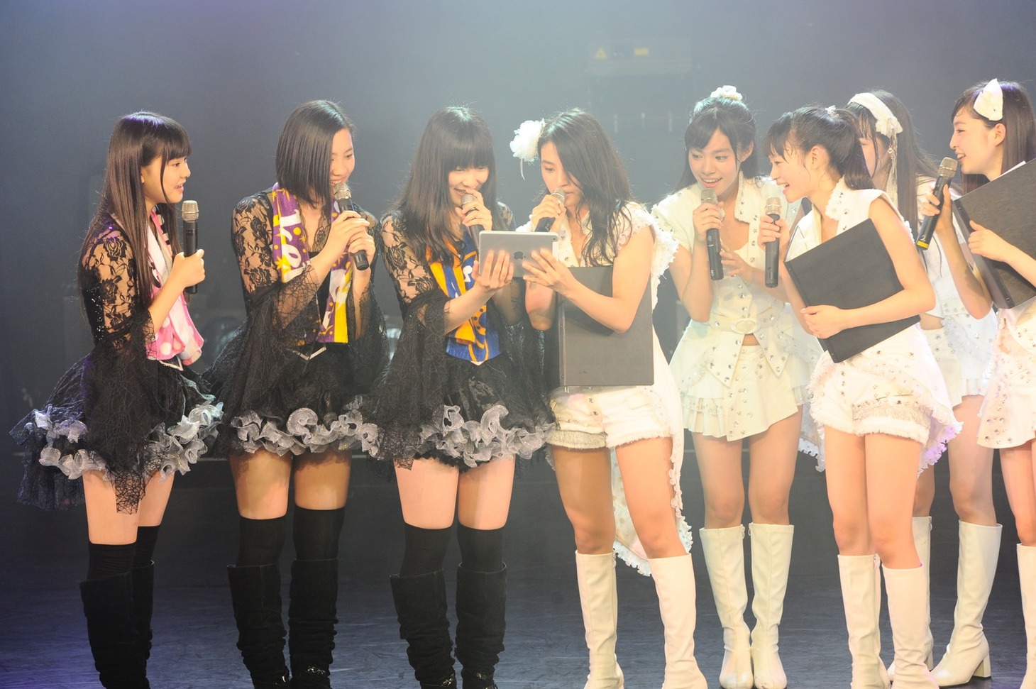 東京パフォーマンスドールとParty Rockets。