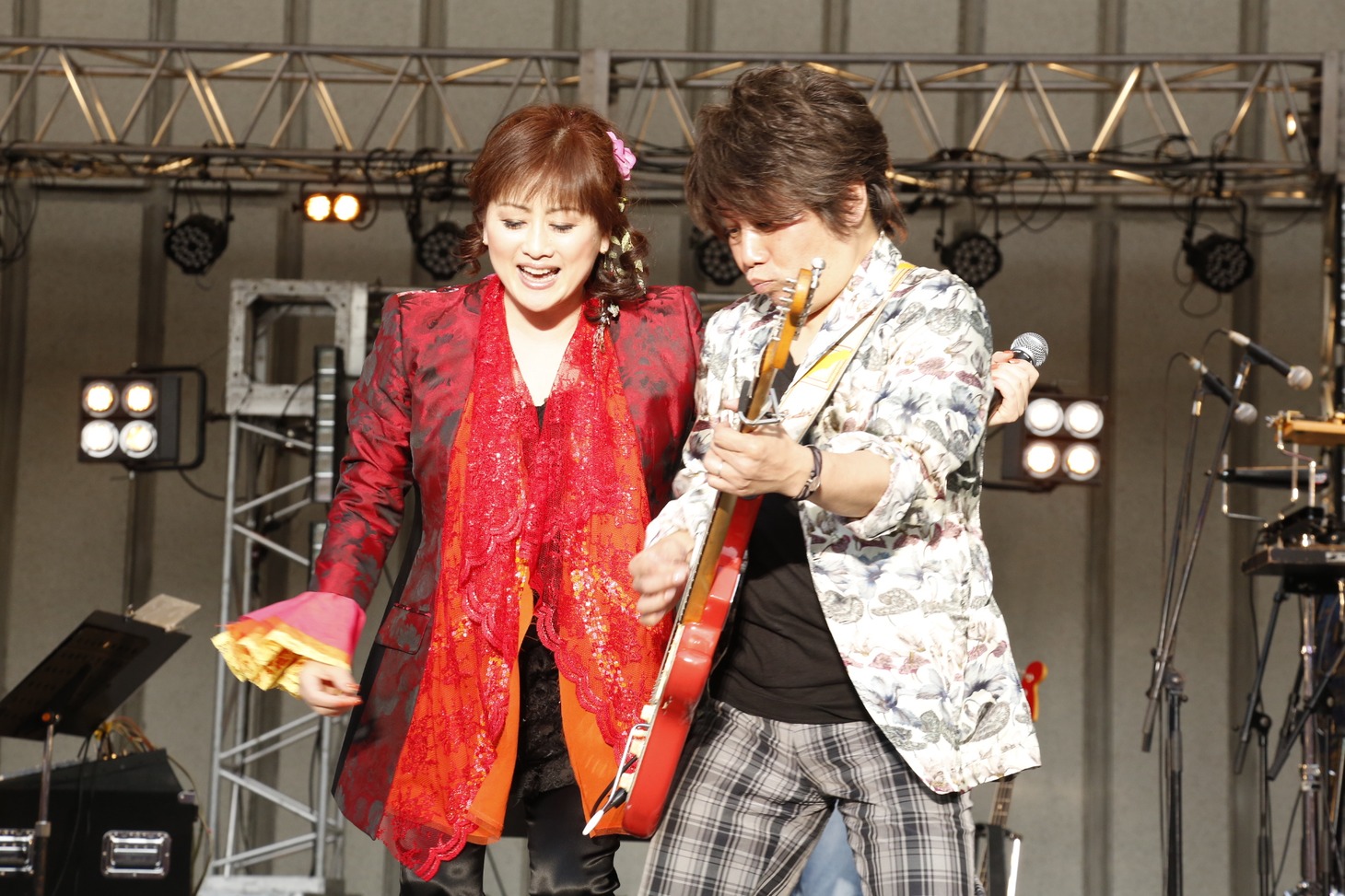 渡辺美里と佐橋佳幸（G）。
