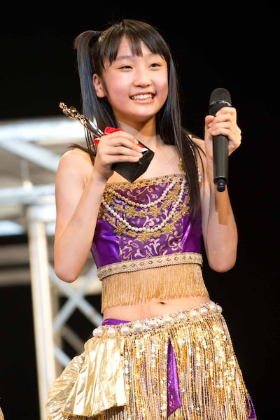 ベストパフォーマンス賞のトロフィーを手にした段原瑠々。