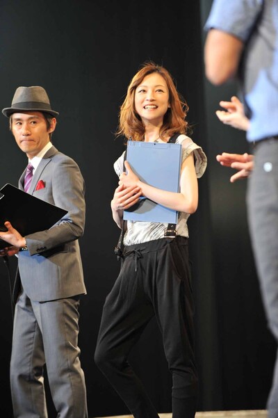 審査員を務めたまこと、吉澤ひとみ（左から）。