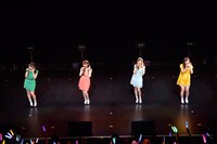 左から中元日芽香、大和里菜、新内眞衣、斎藤ちはる。