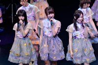 手前左から齋藤飛鳥、衛藤美彩、星野みなみ。