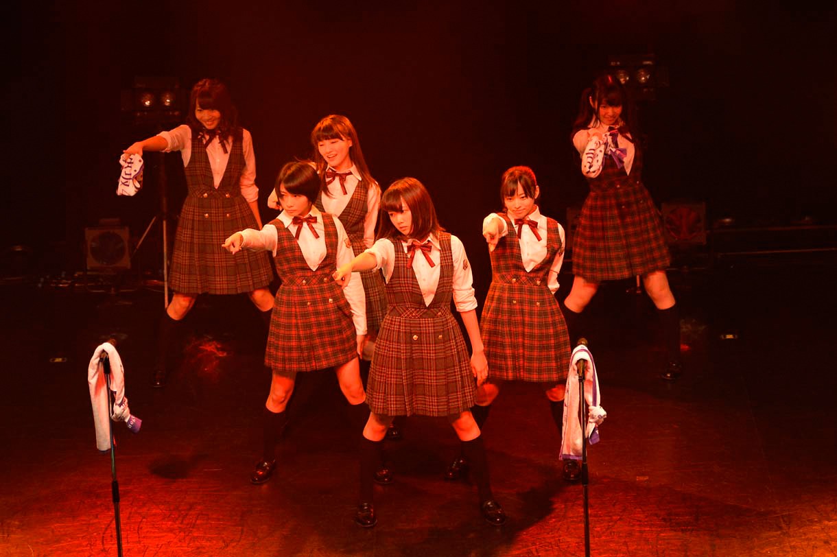 左から能條愛未、市來玲奈、中田花奈、永島聖羅、伊藤寧々、中元日芽香。