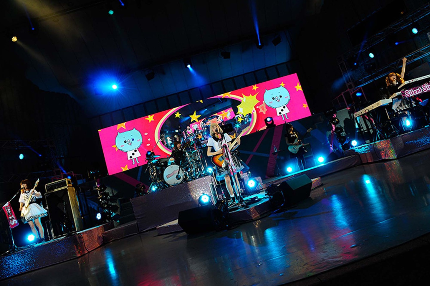 5月3日に行われた「Silent Siren Live Tour 2014 春 ～31Wonderland ぐるぐる全国まわっちゃうよツアー～」の様子。