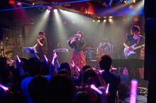 yucat with PARADOX「PARALLEL LIVE vol.4 ～闇深シ、我何想フ～」の様子。