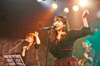 yucat with PARADOX「PARALLEL LIVE vol.4 ～闇深シ、我何想フ～」の様子。