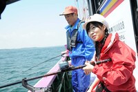 釣りに挑戦する指原莉乃。 (c)テレビ朝日