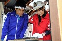 魚をさばく指原莉乃（右）。 (c)テレビ朝日