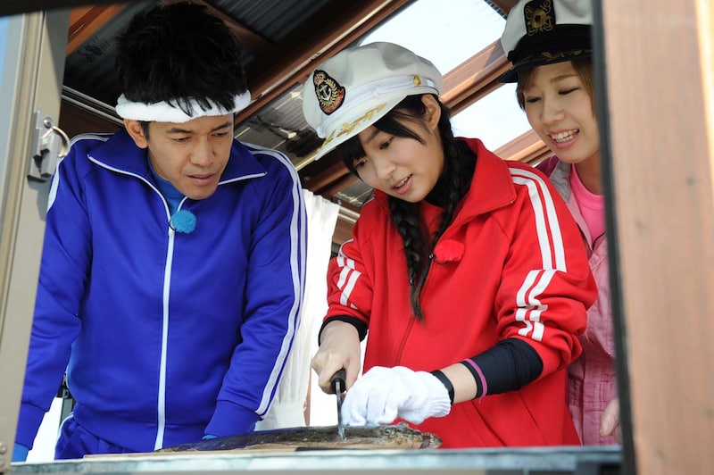 魚をさばく指原莉乃（中央）。 (c)テレビ朝日