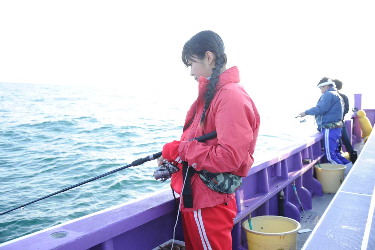 釣りに挑戦する指原莉乃。 (c)テレビ朝日