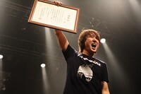 表彰状を高く掲げるJ。