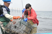 漁に挑戦する指原莉乃。 (c)テレビ朝日