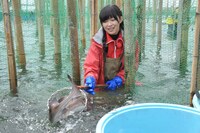 漁に挑戦する指原莉乃。 (c)テレビ朝日