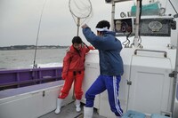 漁に挑戦する武井壮、指原莉乃。 (c)テレビ朝日