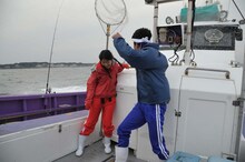 漁に挑戦する武井壮、指原莉乃。 (c)テレビ朝日