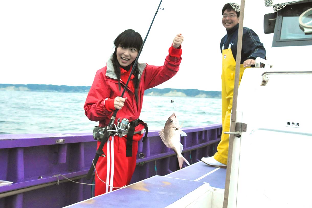 釣りに挑戦する指原莉乃。 (c)テレビ朝日