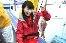 いきなり真鯛を釣り上げた指原莉乃。 (c)テレビ朝日