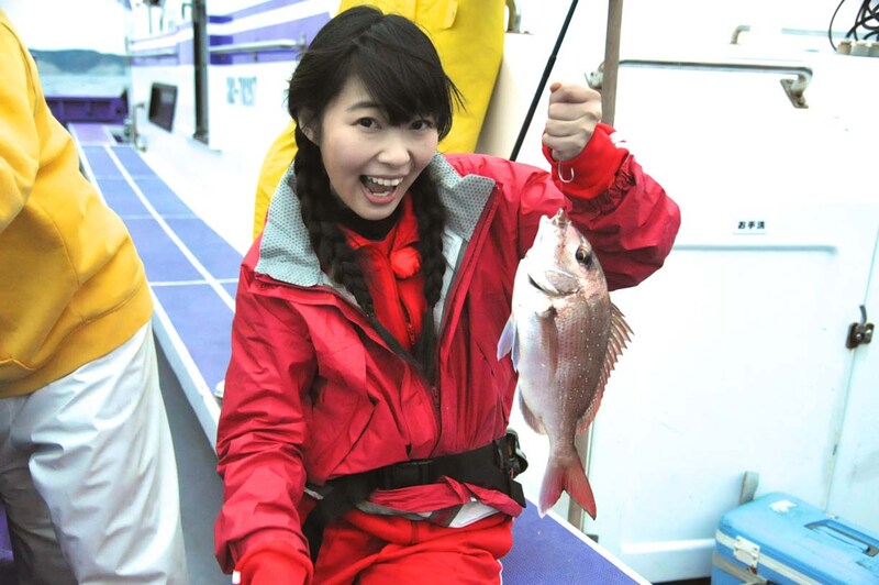 いきなり真鯛を釣り上げた指原莉乃。 (c)テレビ朝日