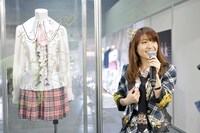 「大島優子ミュージアム」を見学する大島優子。 (c)AKS