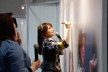 「大島優子ミュージアム」を見学する大島優子。 (c)AKS