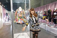 「大島優子ミュージアム」を見学する大島優子。 (c)AKS