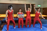 「頭を使え！トランポリンで100万円GET!」のタイトルコールをするゴールデンボンバー。