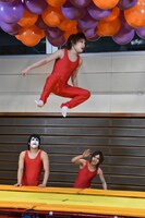 トランポリンを使って跳躍する鬼龍院翔（Vo-karu）。