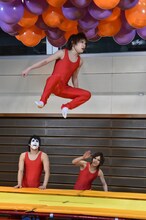 トランポリンを使って跳躍する鬼龍院翔（Vo-karu）。