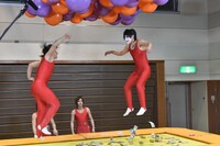 「頭を使え！トランポリンで100万円GET!」撮影中の様子。