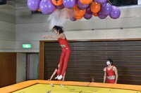 「頭を使え！トランポリンで100万円GET!」撮影中の様子。