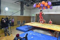 「頭を使え！トランポリンで100万円GET!」撮影中の様子。