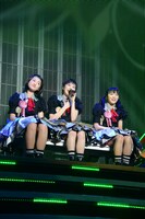 ユニット曲「たそがれシアター」を歌う3人。左から小林歌穂、安本彩花、中山莉子。