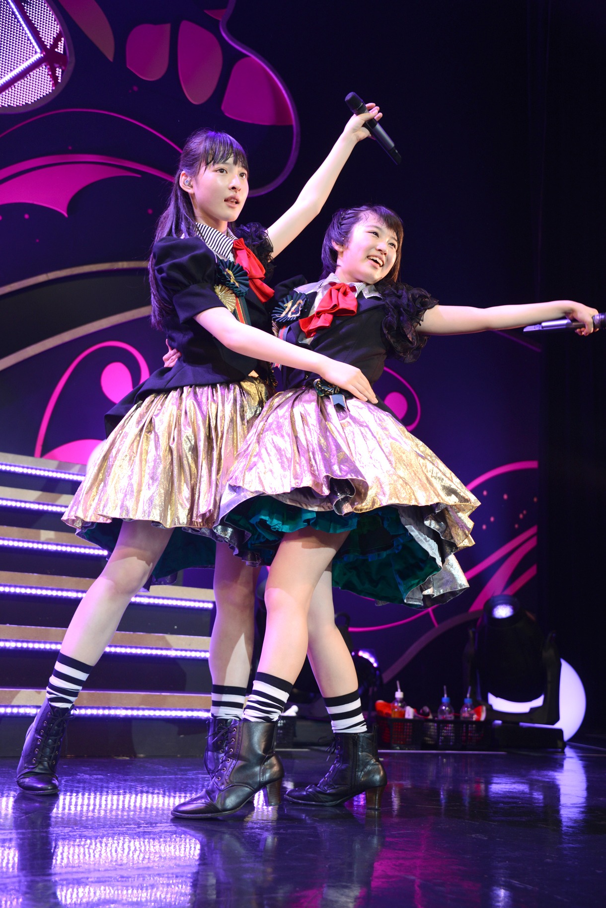左から松野莉奈、柏木ひなた。