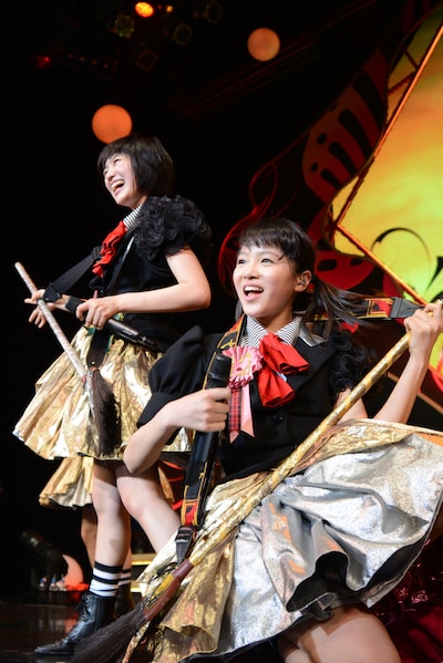 ほうきギターをかき鳴らす柏木ひなた（左）と中山莉子（右）。