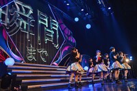 新曲「アンコールの恋」ではステージ背面のスクリーンに歌詞がグラフィカルに映し出された。