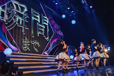 新曲「アンコールの恋」ではステージ背面のスクリーンに歌詞がグラフィカルに映し出された。