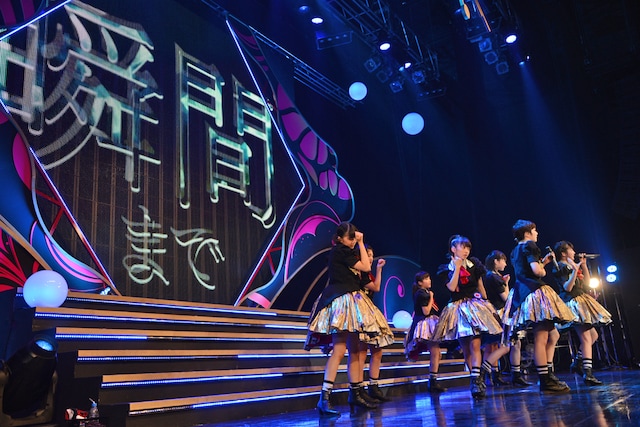 新曲「アンコールの恋」ではステージ背面のスクリーンに歌詞がグラフィカルに映し出された。