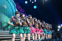 肩を組み「永遠に中学生」を歌うエビ中の8人。