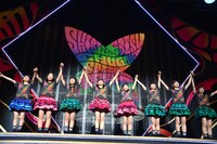 手をつないでファンに挨拶するエビ中の8人。