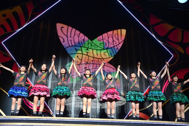 手をつないでファンに挨拶するエビ中の8人。